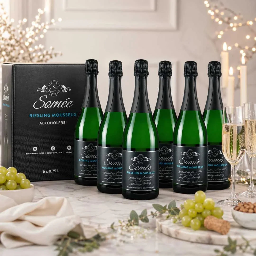 Somée Riesling Mousseux alkoholfrei 6er Paket mit Sektgläsern und Trauben als prickelnder Aperitif in eleganter Atmosphäre