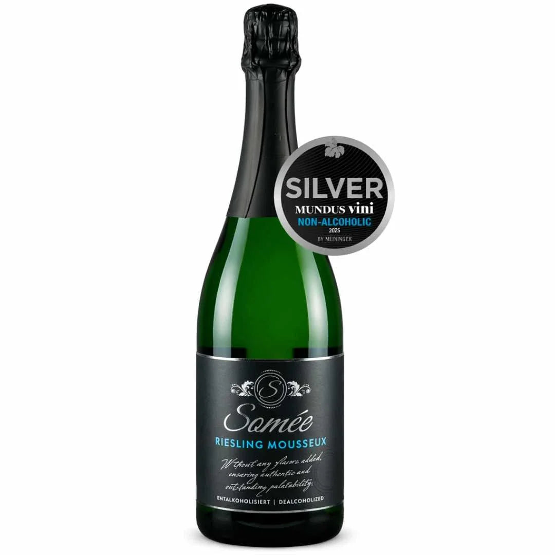 Somée Riesling Mousseux alkoholfrei Sekt Flasche als prickelnde Alternative zu Sekt vor weißem Hintergrund
